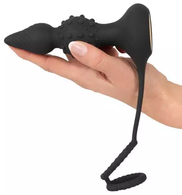 Rebel RC Vibro-Analplug mit Penis-/Hodenring, 10 Vibrationsmodi Schwarz/Gold Rebel RC Vibro-Analplug mit Penis-/Hodenring, 10 Vibrationsmodi Schwarz/Gold