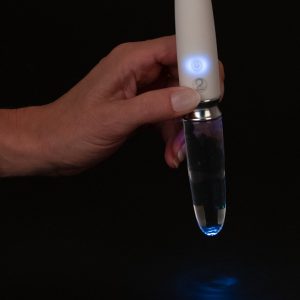 Liaison Straight LED Vibrator - Silikon & Glas, 10 Vibrationsmodi, wiederaufladbar Weiß/Transparent