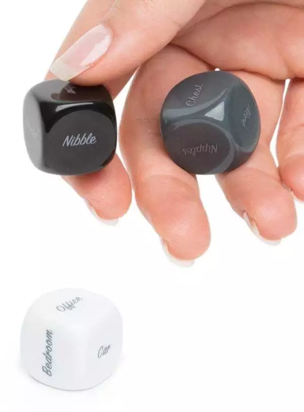 Fifty Shades of Grey Play Nice Kinky Würfel-Set, 3-teilig, Kink Dice für Paare, edle Optik, BDSM-Spielzeug, Vorspiel-Würfel, Erotik-Spaß Fifty Shades of Grey Play Nice Kinky Würfel-Set, 3-teilig, Kink Dice für Paare, edle Optik, BDSM-Spielzeug, Vorspiel-Würfel, Erotik-Spaß