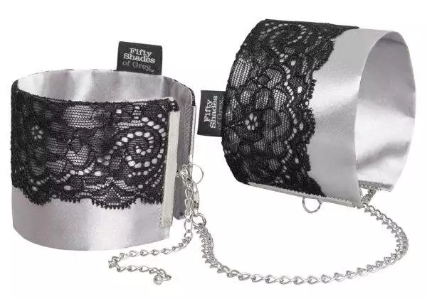Fifty Shades of Grey Satin & Lace Handfessel Set (schwarz/silber) Fifty Shades of Grey Satin & Lace Handfessel Set (schwarz/silber)