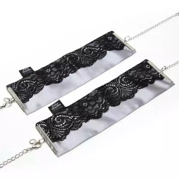Fifty Shades of Grey Satin & Lace Handfessel Set (schwarz/silber) Fifty Shades of Grey Satin & Lace Handfessel Set (schwarz/silber)