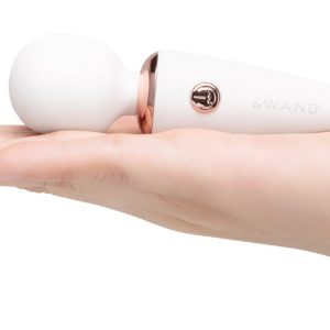 le Wand Mini Microwand Weiß – Kompakter Vibrostab mit 7 Vibrationsmodi und USB-Ladekabel le Wand Mini Microwand Weiß – Kompakter Vibrostab mit 7 Vibrationsmodi und USB-Ladekabel – Bild 4