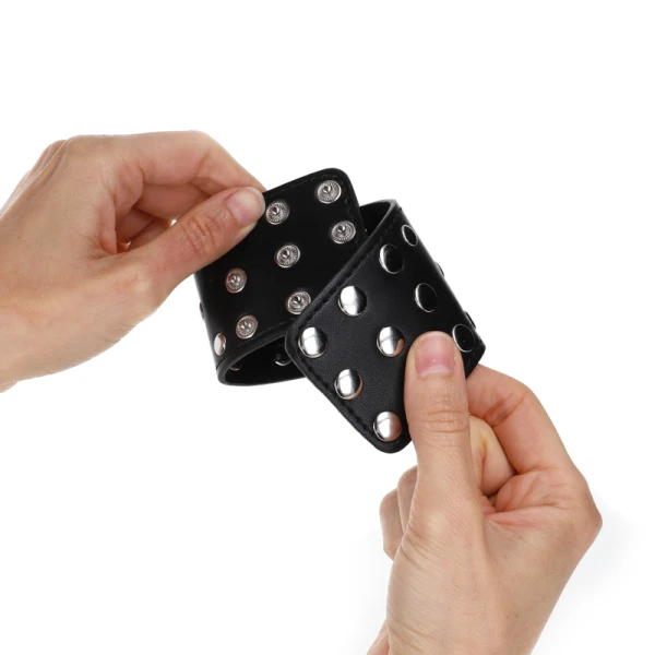 Kink Wrist Restraint Handgelenkfessel mit Druckverschluss und Nieten Schwarz