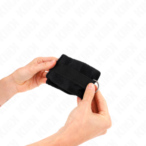 Kink Wrist Restraint Bontpolsbanden voor Beginners Zwart Kink Wrist Restraint Bontpolsbanden voor Beginners Zwart - Afbeelding 4