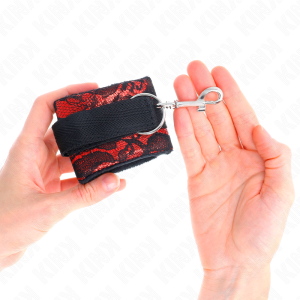 Kink Wrist Restraint korte polsboeien van fluweelkant en nylon rood/zwart Kink Wrist Restraint korte polsboeien van fluweelkant en nylon rood/zwart - Afbeelding 4