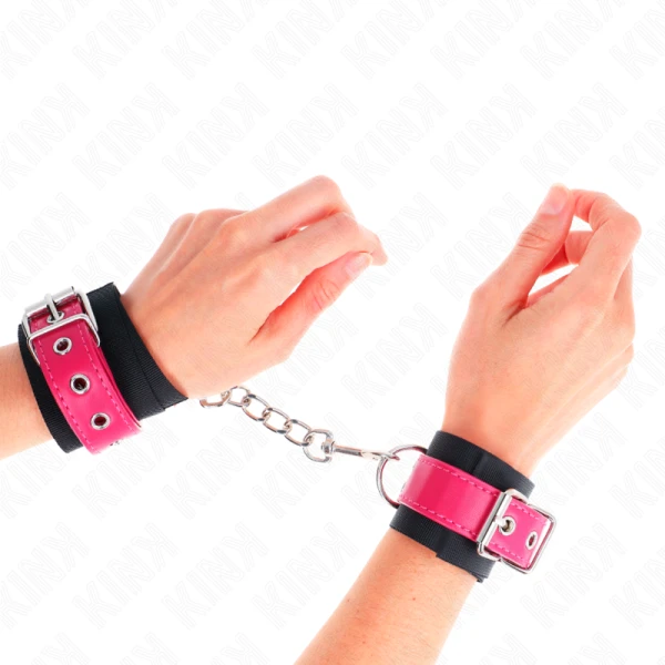 img_189274_caf80c4044c63a913ac695fd8c198ad2_1.png Kink Wrist Restraint Nylon-Polsboeien met Kunstlederen Riem Framboosroze Zwart