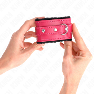 Kink Wrist Restraint Bontgevoerde Polsboeien met Riem Zwart Kink Wrist Restraint Bontgevoerde Polsboeien met Riem Zwart - Afbeelding 4