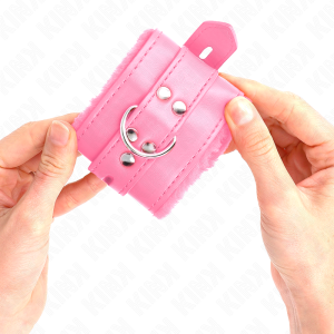 Kink Pelzgefütterte Handgelenkfesseln mit Gürtel, Rosa Kink Pelzgefütterte Handgelenkfesseln mit Gürtel, Rosa – Bild 4