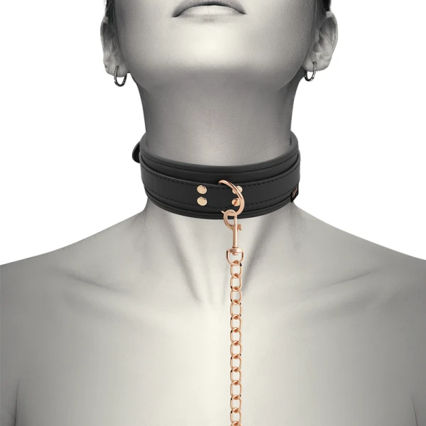 Coquette Chic Desire Fantasy-halsketting van vegan leer met neopreenvoering en riem Coquette Chic Desire Fantasy-halsketting van vegan leer met neopreenvoering en riem
