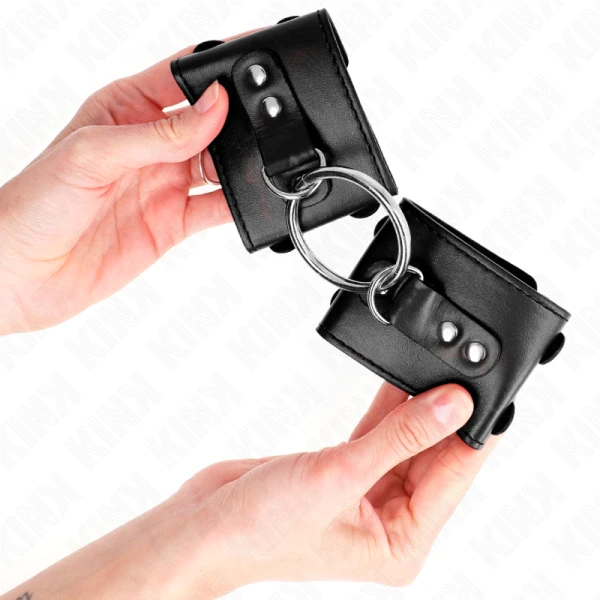 Kink Vaste handboeien met ring en klinknagels, verstelbaar, zwart Kink Vaste handboeien met ring en klinknagels, verstelbaar, zwart